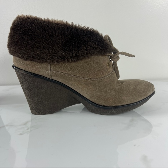 B Makowsky Nellie Brown Suede Wedge Ankle Boot Bootie Faux Fur Trim 7.5W Lace Up - Picture 6 of 9